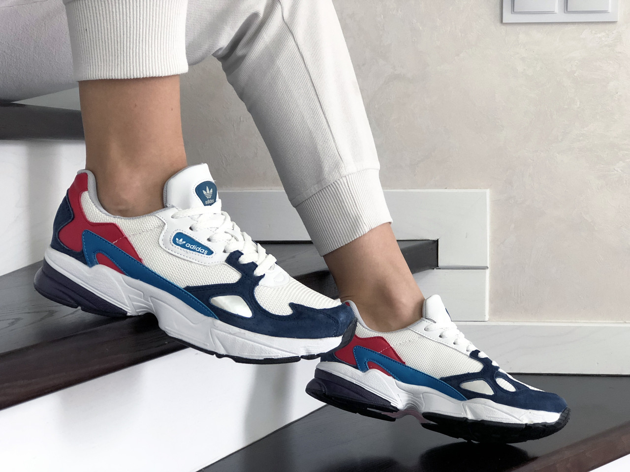 Кроссовки женские Adidas Falcon белые с синим, Адидас Фалькон, замша, текстиль, код SD-9325 39, Белый
Кроссовки женские Adidas Falcon белые с синим, Адидас Фалькон, замша, текстиль, код SD-9325 39, Белый