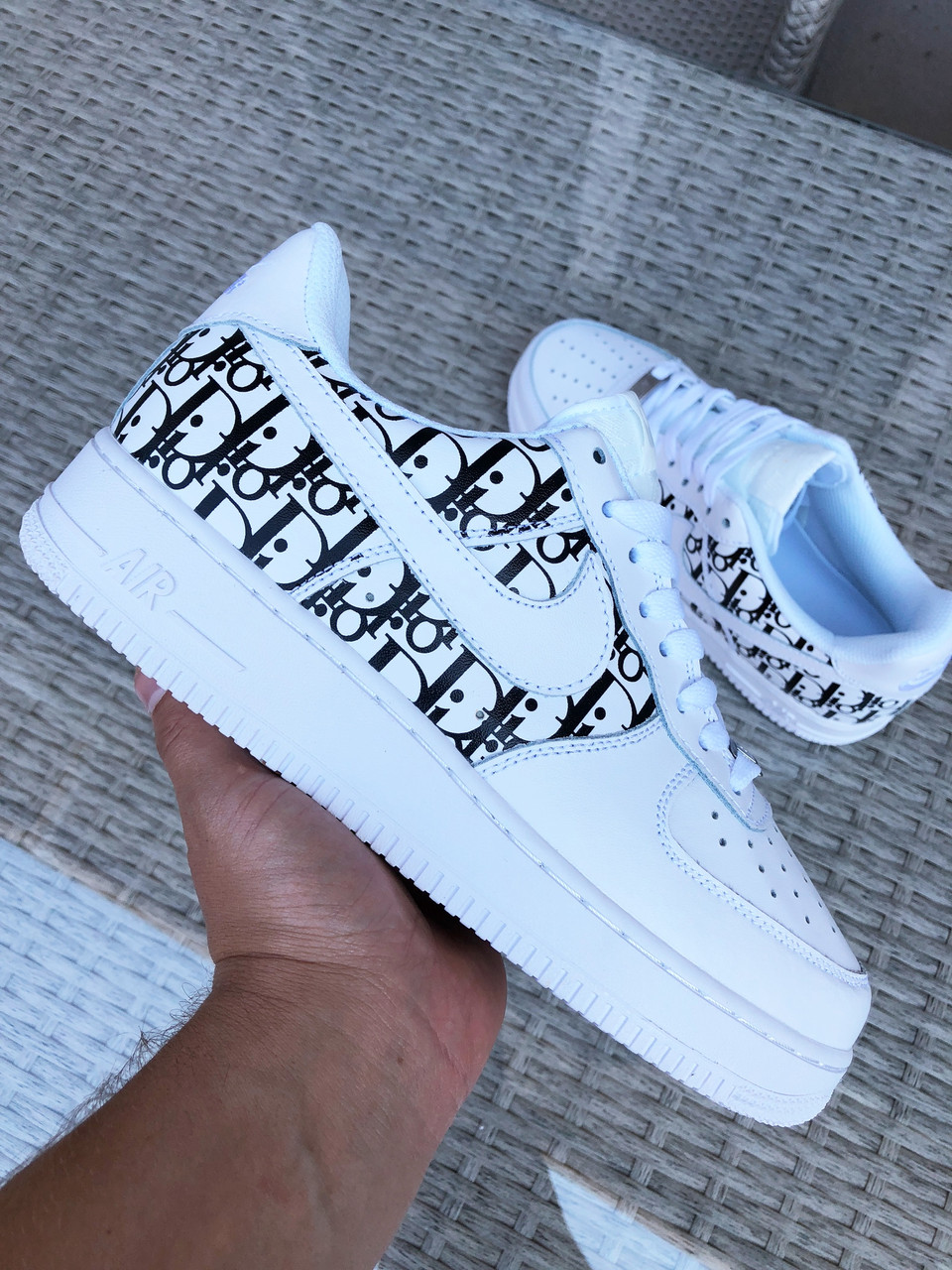 Кроссовки мужские Nike Air Force 1 Low x Dior белые, Найк Аир Форс, натуральная кожа, прошиты. Код SD-9695, Белый
Кроссовки мужские Nike Air Force 1 Low x Dior белые, Найк Аир Форс, натуральная кожа, прошиты. Код SD-9695, Белый