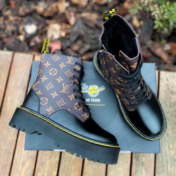 Dr. Martens Jadon LV Black (FUR) | берцы/ботинки; женские; черные; зимние с мехом; на платформе; Луи Виттон, Черный
Dr. Martens Jadon LV Black (FUR) | берцы/ботинки; женские; черные; зимние с мехом; на платформе; Луи Виттон, Черный