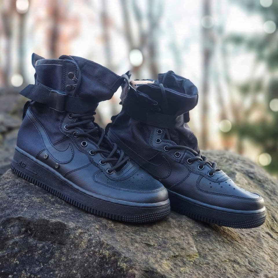 Nike Special Field Air Force 1 High Black | кроссовки мужские; высокие; черные; осенние/зимние, Черный
Nike Special Field Air Force 1 High Black | кроссовки мужские; высокие; черные; осенние/зимние, Черный