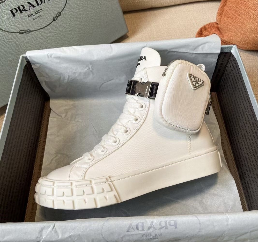 Женские высокие кеды Prada Прада кроссовки белые белый габардин 2021 с карманами Wheel Re-Nylon Gabardine
Женские высокие кеды Prada Прада кроссовки белые белый габардин 2021 с карманами Wheel Re-Nylon Gabardine