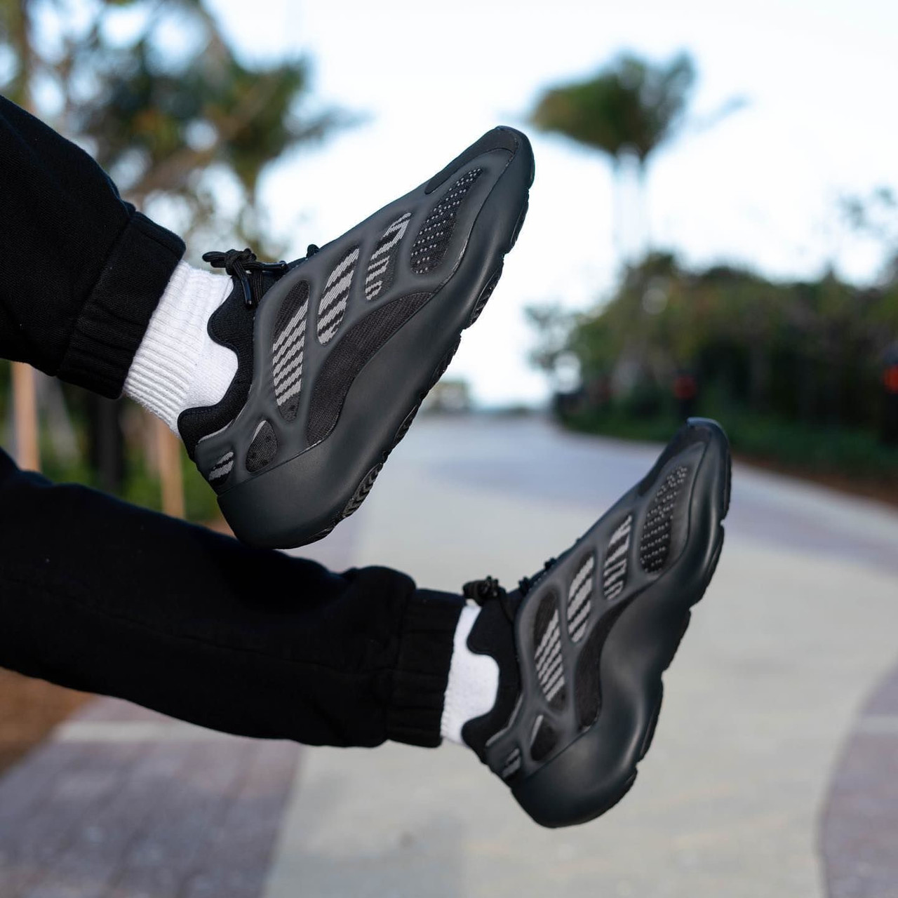 

Мужские кроссовки Adidas Yeezy Boost 700 V3 в стиле адидас изи буст Черные (Реплика ААА+) 44, Черный
