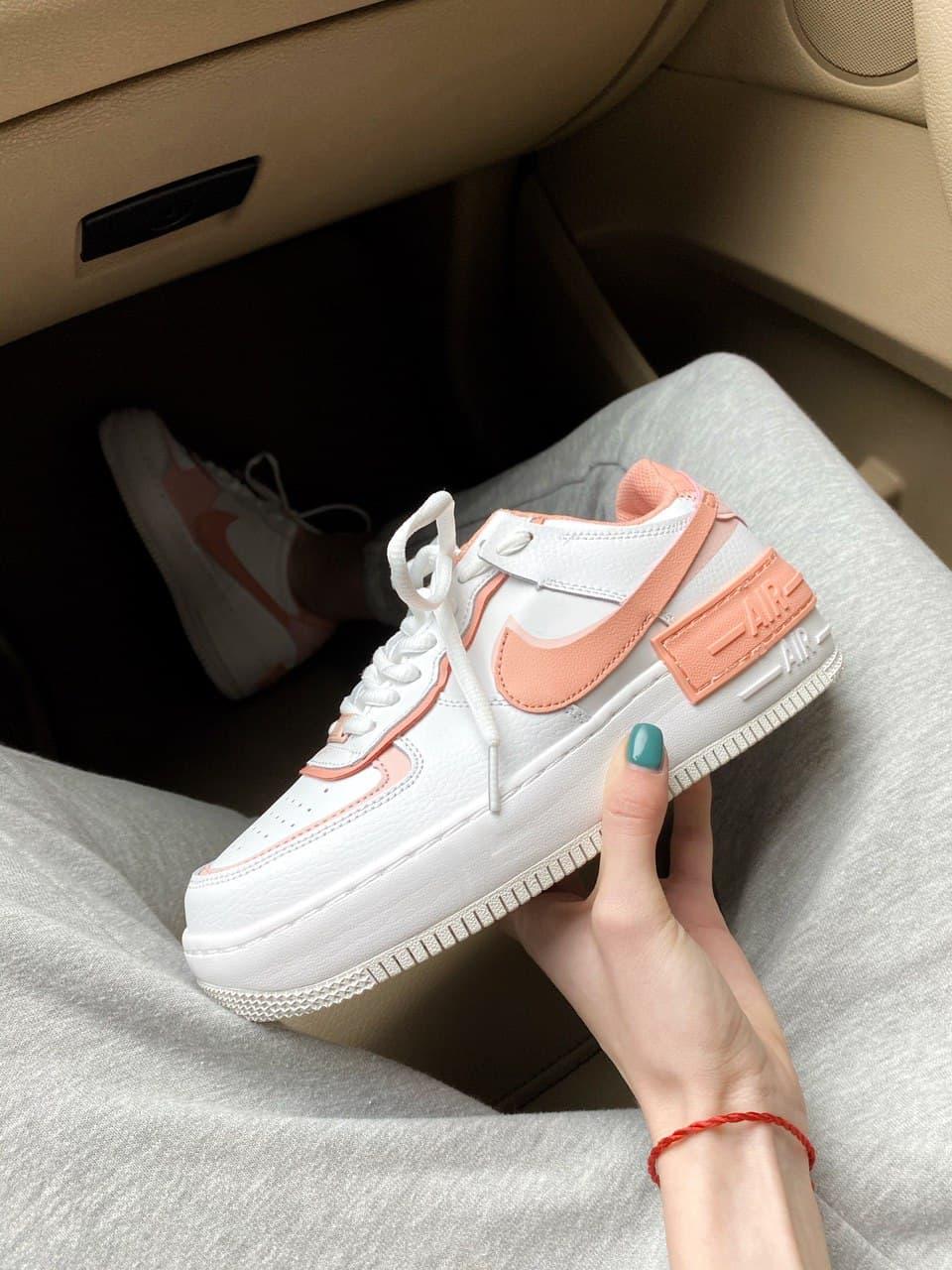 Кроссовки Найк Аир Форсе белые с персиковым Nike Air Force 1 Shadow кроссовки женские, Белый
Кроссовки Найк Аир Форсе белые с персиковым Nike Air Force 1 Shadow кроссовки женские, Белый