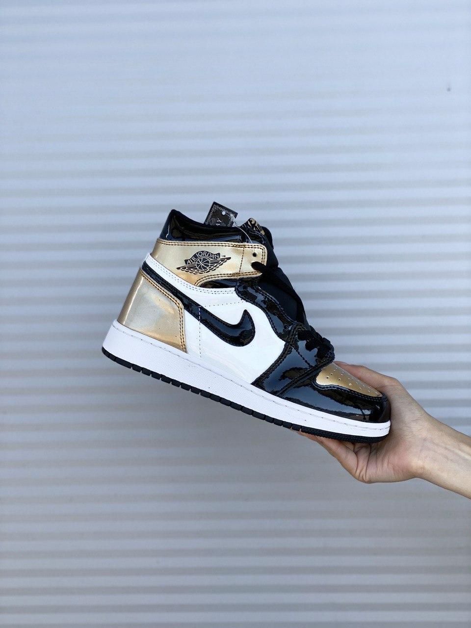 Кроссы Найк Аир Джордан 1 Ретро Nike Air Jordan 1 Retro Кроссовки женские черно-белые с золотым., Разные цвета
Кроссы Найк Аир Джордан 1 Ретро Nike Air Jordan 1 Retro Кроссовки женские черно-белые с золотым., Разные цвета