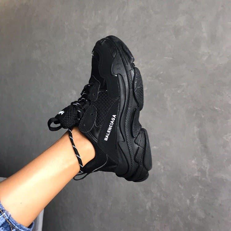 Женские и мужские кроссовки Balenciaga Triple S Black / Баленсиага Трипл черного цвета. Трехслойная подошва 40
Женские и мужские кроссовки Balenciaga Triple S Black / Баленсиага Трипл черного цвета. Трехслойная подошва 40