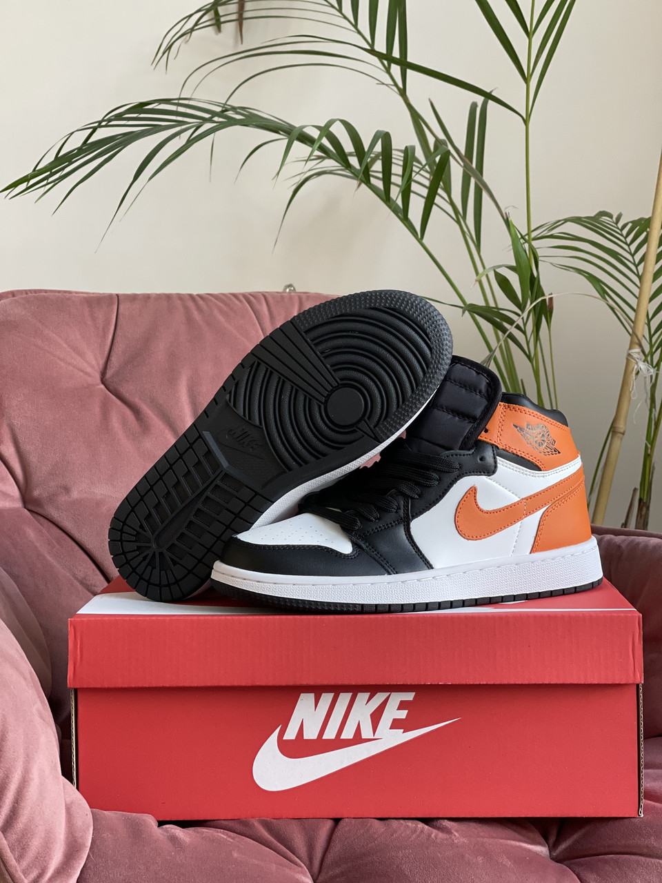 Кроссовки женские Nike Air Jordan белые с оранжевым, Найк Джордан, натуральная кожа, прошиты. Код SD-10218, Белый
Кроссовки женские Nike Air Jordan белые с оранжевым, Найк Джордан, натуральная кожа, прошиты. Код SD-10218, Белый