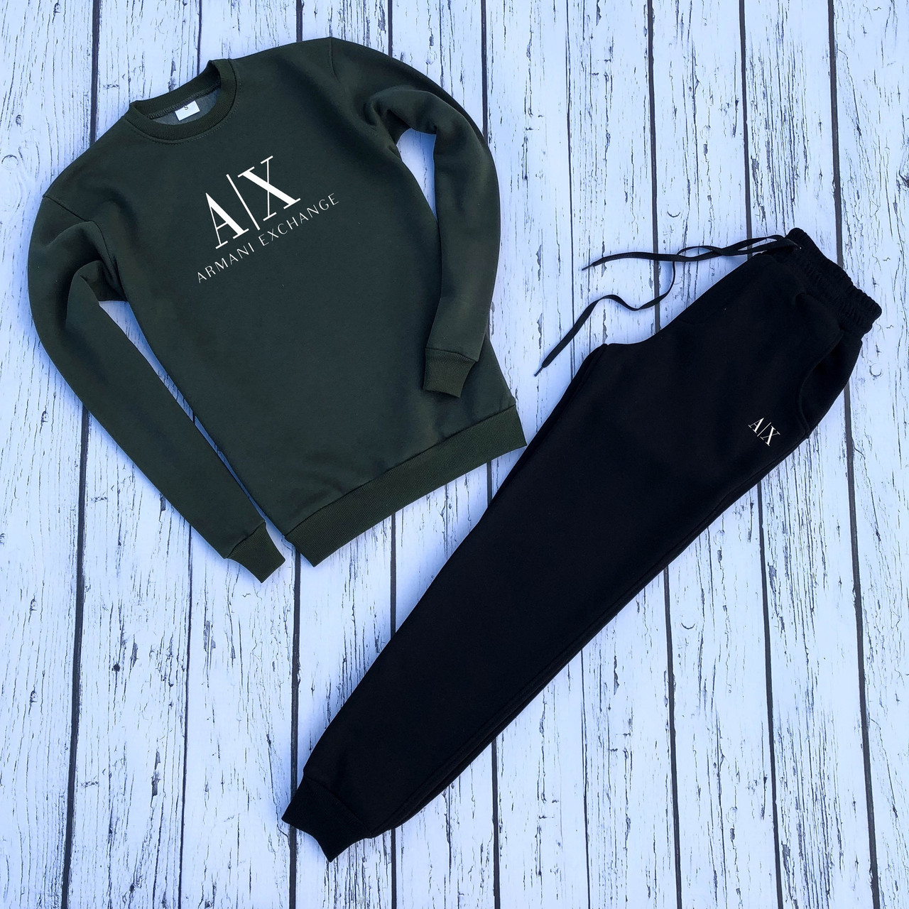 Мужской спортивный костюм хаки свитшот с принтом "Armani" с и чёрные штаны "Armani", Зелёный с чёрным
Мужской спортивный костюм хаки свитшот с принтом "Armani" с и чёрные штаны "Armani", Зелёный с чёрным