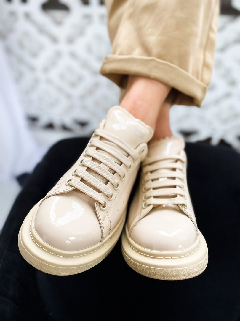 Женские кроссовки Alexander McQueen Light Beige Patent. Кроссовки женские McQueen бежевые., Бежевый
Женские кроссовки Alexander McQueen Light Beige Patent. Кроссовки женские McQueen бежевые., Бежевый