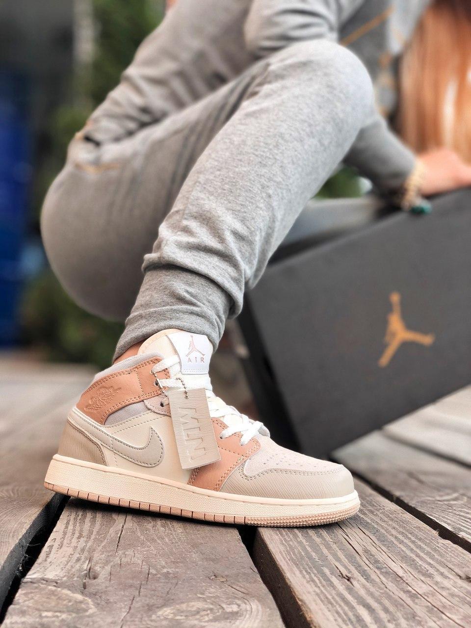 Женские кроссовки Nike Air Jordan 1 Retro Mid Milan / Найк Аир Джордан 1 Ретро Белые Серые, Серый
Женские кроссовки Nike Air Jordan 1 Retro Mid Milan / Найк Аир Джордан 1 Ретро Белые Серые, Серый