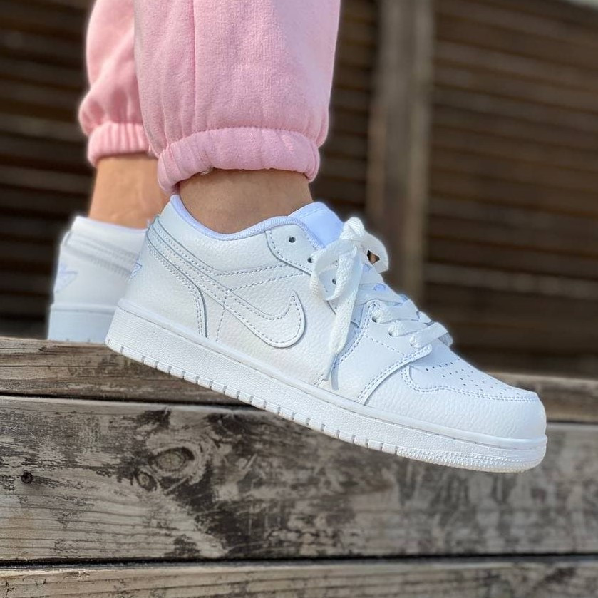 Nike Air Jordan 1 Low White | кроссовки женские; белые; кожаные; осенние/весенние/летние 41, Белый
Nike Air Jordan 1 Low White | кроссовки женские; белые; кожаные; осенние/весенние/летние 41, Белый