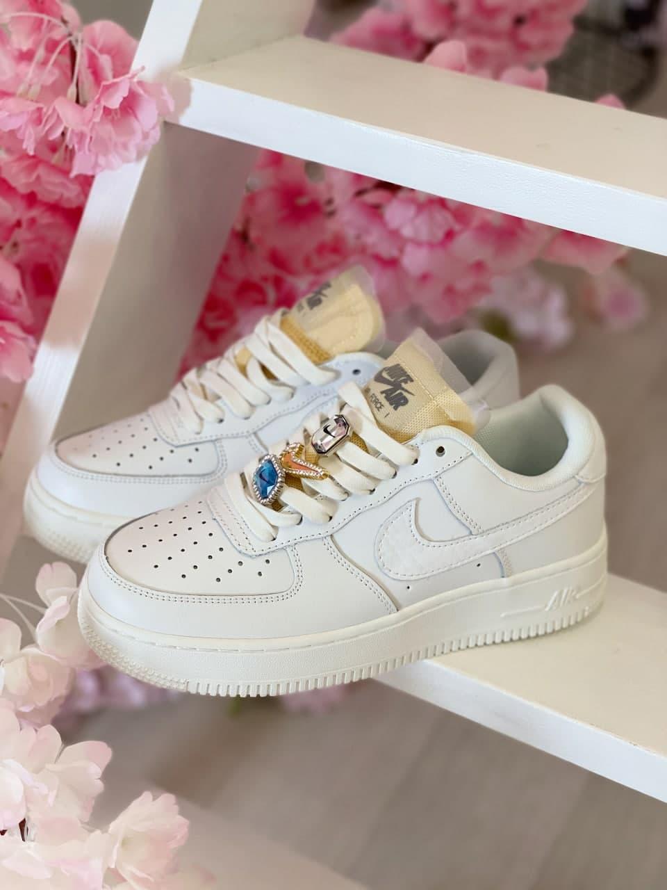 Женские кроссовки Nike Air Force 1 Low '07 LX Bling White Onyx / Найк Аир Форс Белый
Женские кроссовки Nike Air Force 1 Low '07 LX Bling White Onyx / Найк Аир Форс Белый