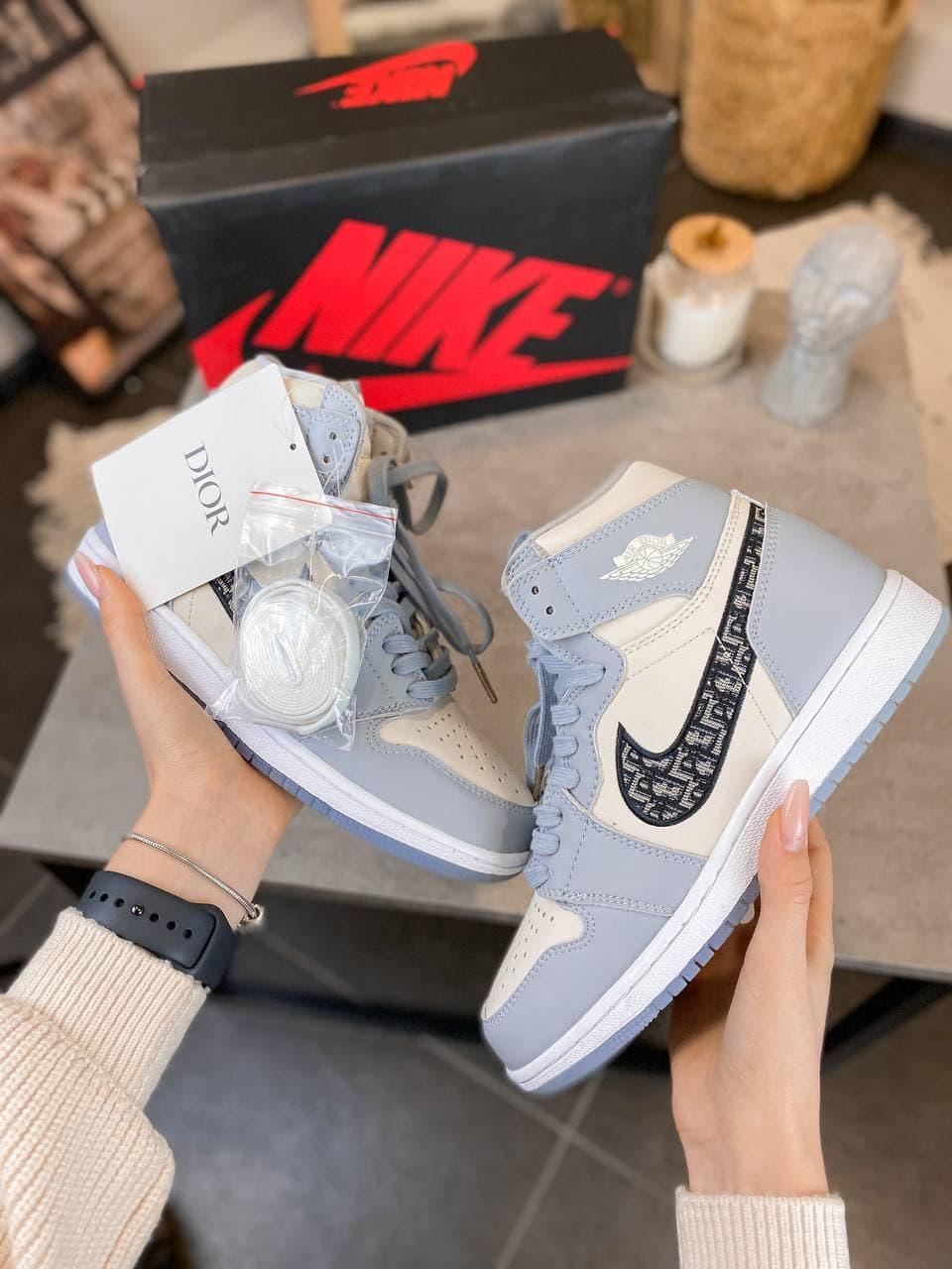 Женские кроссовки Nike Air Jordan Retro 1 x Dior Grey White / Найк Аир Джордан Ретро 1 Диор Серые Белые 37, Серый
Женские кроссовки Nike Air Jordan Retro 1 x Dior Grey White / Найк Аир Джордан Ретро 1 Диор Серые Белые 37, Серый