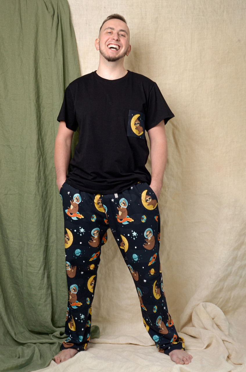 Мужская черная пижама Pijama po fanu брюки+футболка домашний костюм Ленивцы BLACK 46 48 50 52 54 56 58 (S-4XL)
Мужская черная пижама Pijama po fanu брюки+футболка домашний костюм Ленивцы BLACK 46 48 50 52 54 56 58 (S-4XL)