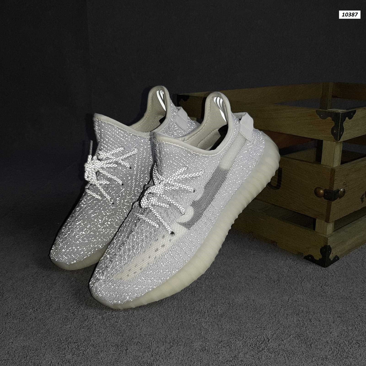 Мужские кроссовки в стиле Adidas Адидас Yeezy Boost 350, белые с серым 43 (27,5 см), Белый
Мужские кроссовки в стиле Adidas Адидас Yeezy Boost 350, белые с серым 43 (27,5 см), Белый