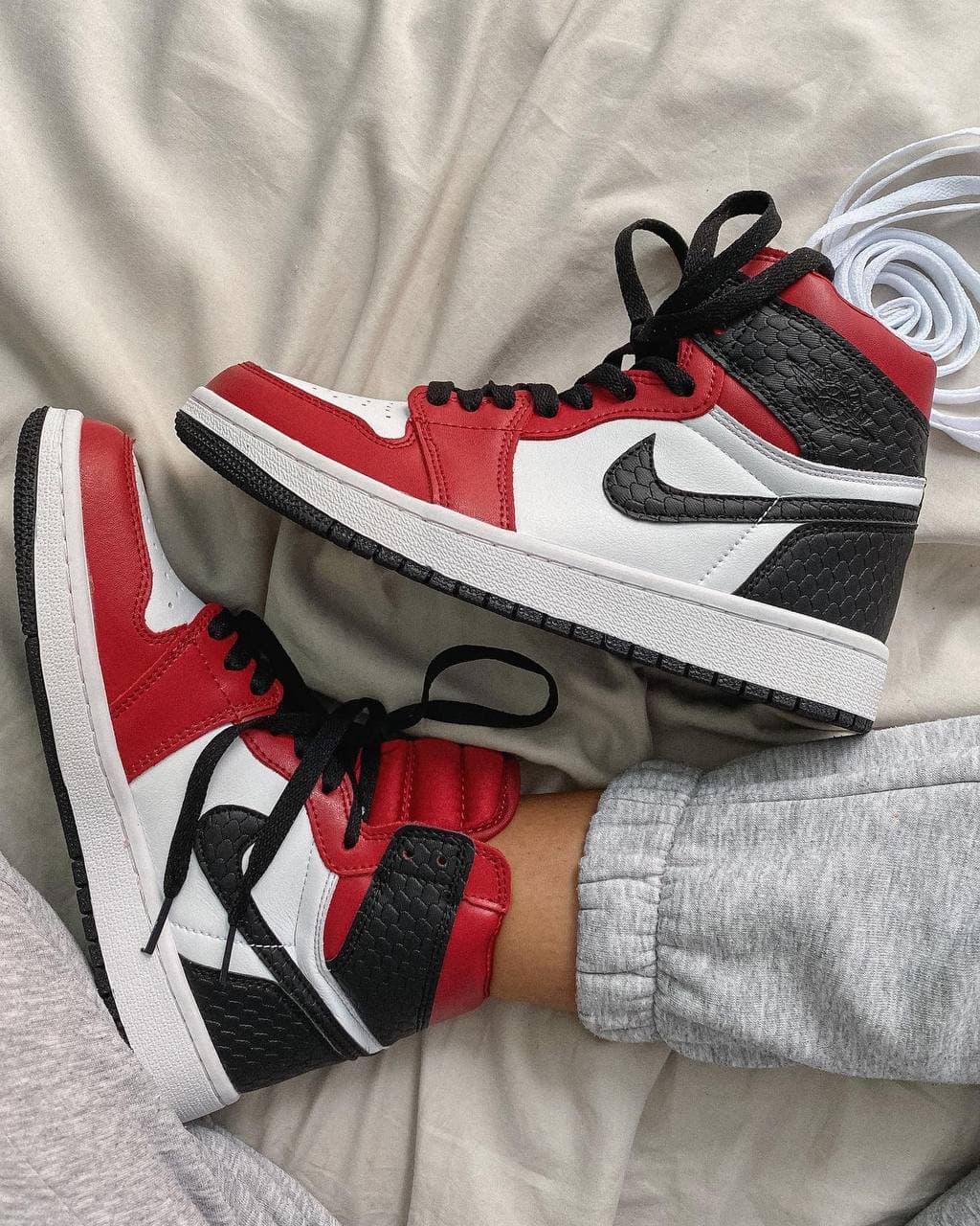 Женские кроссовки Nike Air Jordan 1 Retro High Black White Red / Найк Аир Джордан 1 Ретро Черные Белые Красные 38, Красный
Женские кроссовки Nike Air Jordan 1 Retro High Black White Red / Найк Аир Джордан 1 Ретро Черные Белые Красные 38, Красный