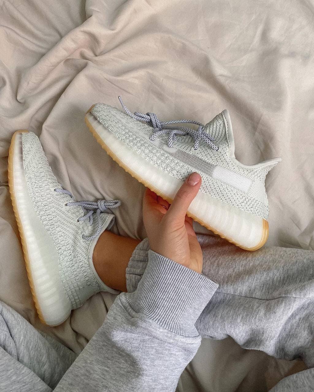 Женские кроссовки Adidas Yeezy Boost 350 v2 Reflective White / Адидас Изи Буст 350 в2 Рефлектив Белые 37, Белый
Женские кроссовки Adidas Yeezy Boost 350 v2 Reflective White / Адидас Изи Буст 350 в2 Рефлектив Белые 37, Белый
