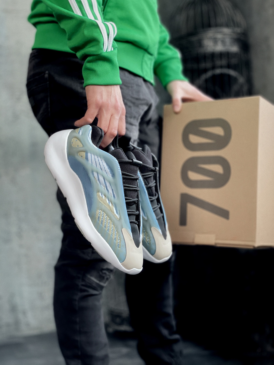 Кроссовки мужские Adidas Yeezy Boost 700 V3 голубые, Адидас, дышащий материал, прошиты. Код Z-3243 42, Голубой
Кроссовки мужские Adidas Yeezy Boost 700 V3 голубые, Адидас, дышащий материал, прошиты. Код Z-3243 42, Голубой