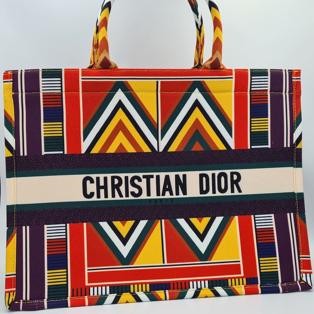 Сумка Christian Dior Tote Book с геометрическим орнаментом ярких цветов, Разные цвета
Сумка Christian Dior Tote Book с геометрическим орнаментом ярких цветов, Разные цвета