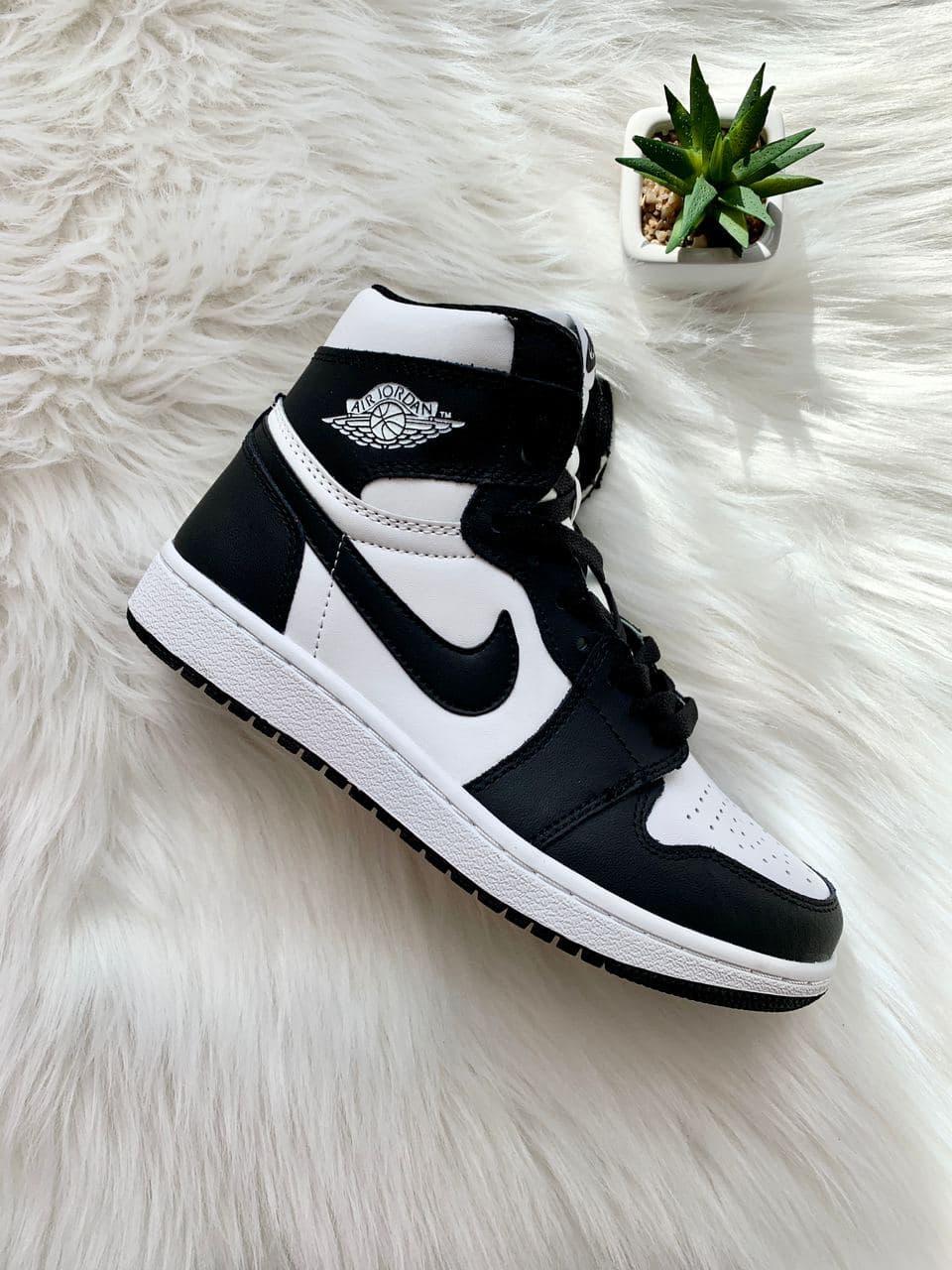 Женские кроссовки Nike Air Jordan Retro 1 Black White / Найк Аир Джордан Ретро 1 Черные Белые 39, Фиолетовый
Женские кроссовки Nike Air Jordan Retro 1 Black White / Найк Аир Джордан Ретро 1 Черные Белые 39, Фиолетовый