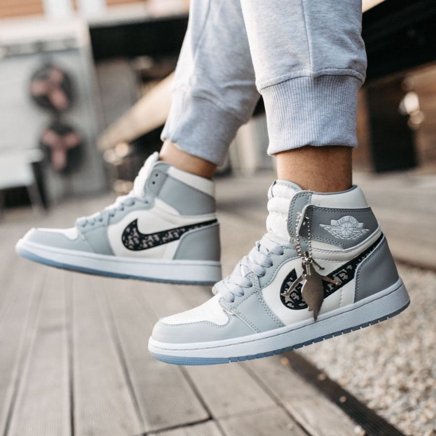 Женские кроссовки Nike Air Jordan Retro 1 x Dior Grey White / Найк Аир Джордан Ретро 1 Диор Серые Белые 40, Серый
Женские кроссовки Nike Air Jordan Retro 1 x Dior Grey White / Найк Аир Джордан Ретро 1 Диор Серые Белые 40, Серый