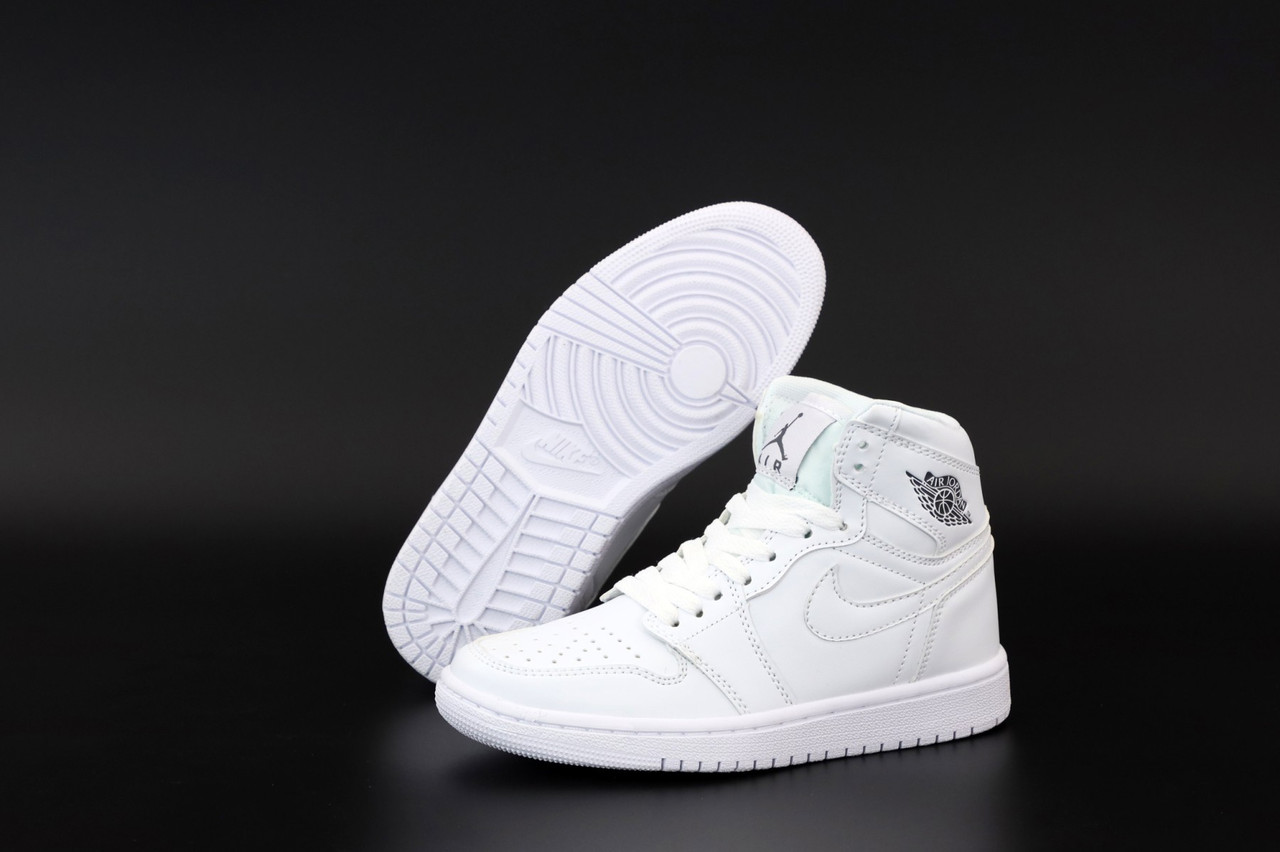 Кроссовки мужские Nike Air Jordan 1 Retro белые, Найк, натуральная кожа, прошиты. Код KD-12468 44, Белый
Кроссовки мужские Nike Air Jordan 1 Retro белые, Найк, натуральная кожа, прошиты. Код KD-12468 44, Белый