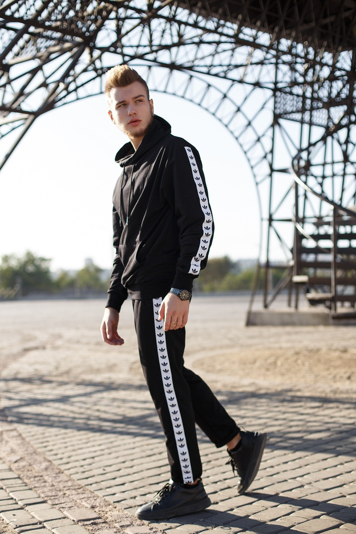 Adidas Мужской черный спортивный костюм с капюшоном весна осень.Adidas Худи черный +Adidas штаны черные
Adidas Мужской черный спортивный костюм с капюшоном весна осень.Adidas Худи черный +Adidas штаны черные