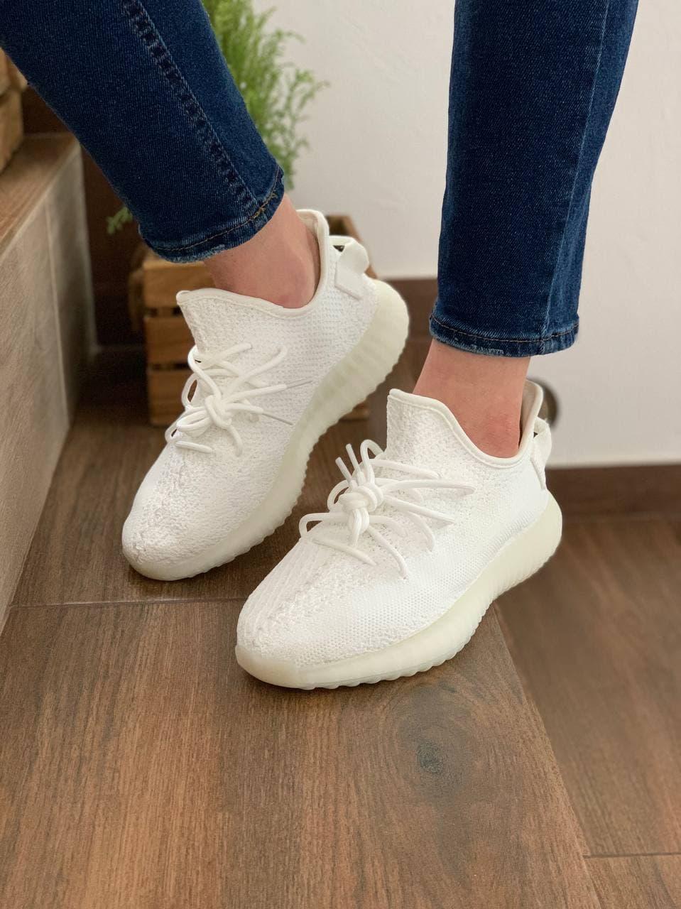 Женские кроссовки Adidas Yeezy Boost 350 v2 White / Адидас Изи Буст 350 в2 Белые 40, Белый
Женские кроссовки Adidas Yeezy Boost 350 v2 White / Адидас Изи Буст 350 в2 Белые 40, Белый