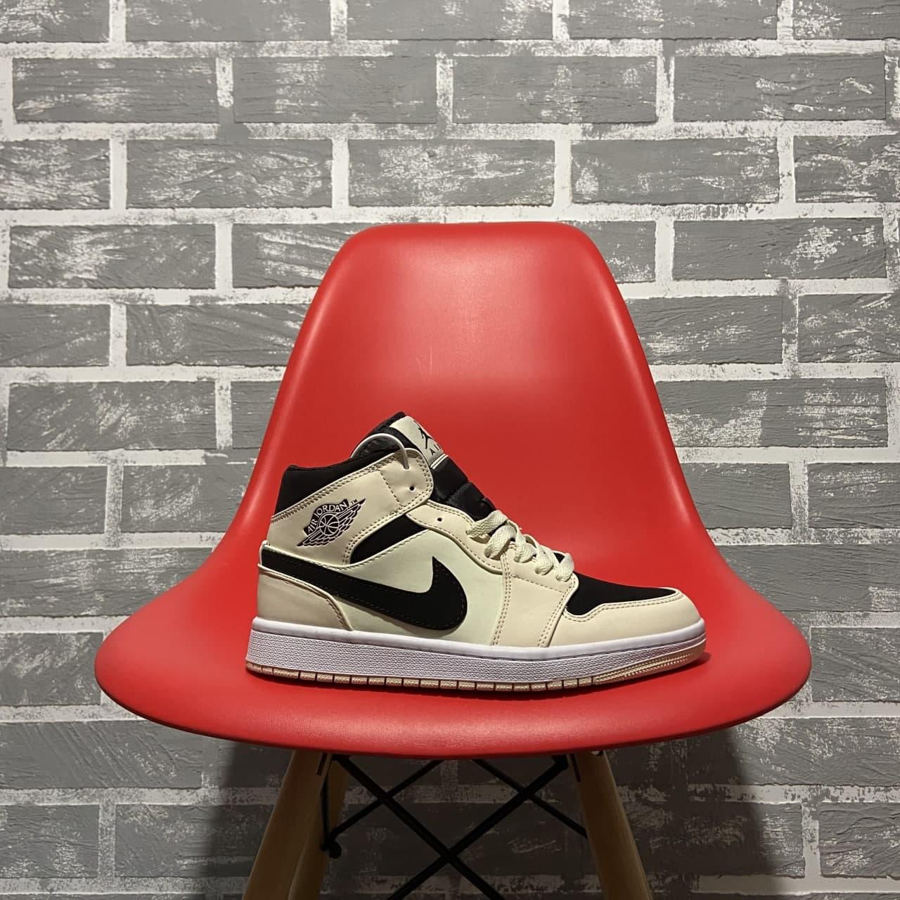 Женские Кроссовки Nike Air Jordan 1 Retro High Beige Black / Найк Аир Джордан Ретро 1 Высокие Бежевый Черный
Женские Кроссовки Nike Air Jordan 1 Retro High Beige Black / Найк Аир Джордан Ретро 1 Высокие Бежевый Черный