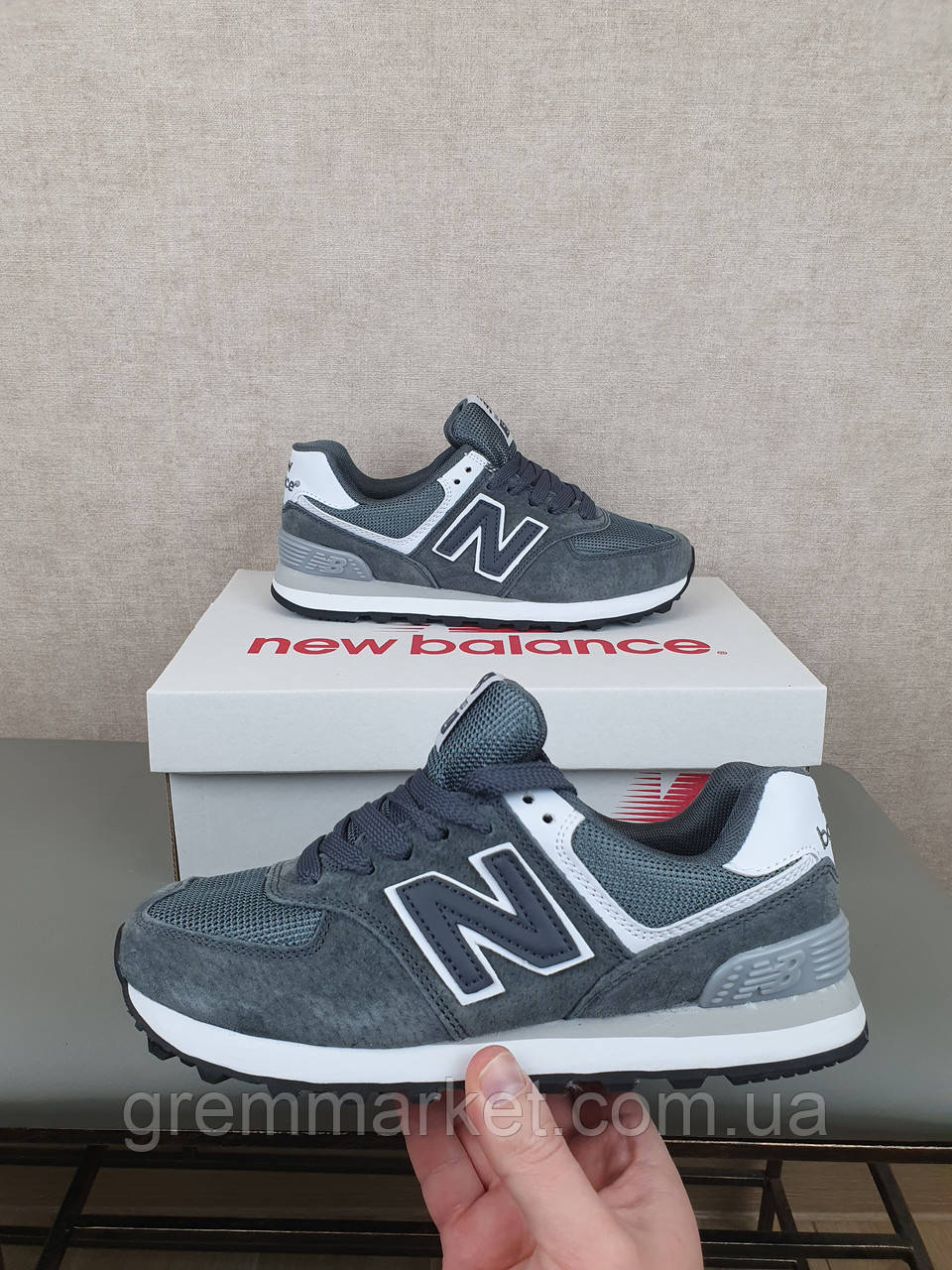 Серые кроссовки в замше на весну Нью Беланс 574. New Balance 574 Grey White женские кроссовки повседневные, Серый
Серые кроссовки в замше на весну Нью Беланс 574. New Balance 574 Grey White женские кроссовки повседневные, Серый