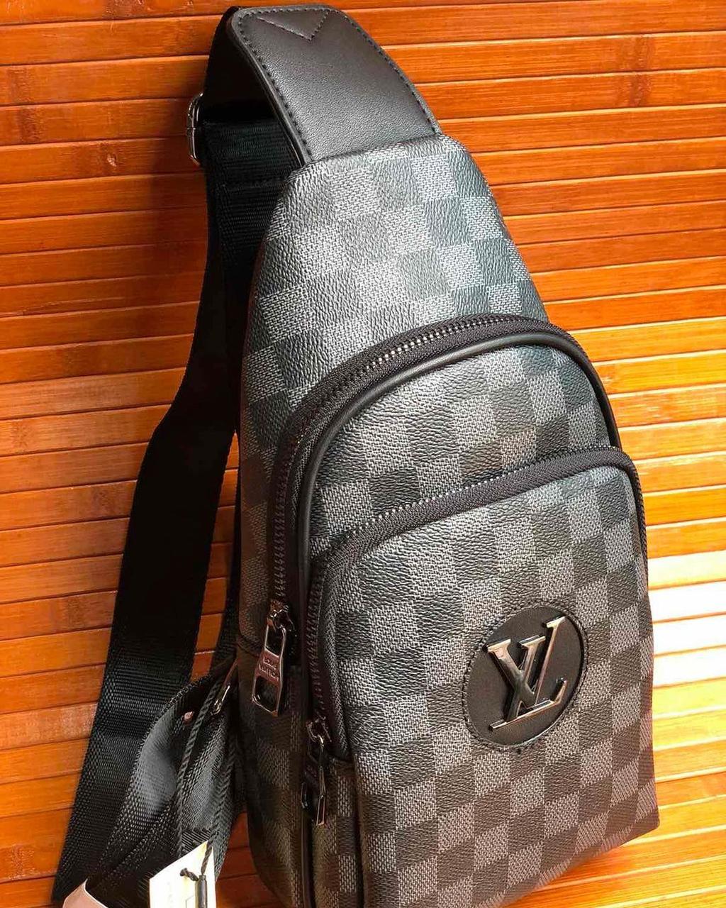 Мужская брендовая сумка слинг на плечо Louis Vuitton Луи Виттон серо-черная, мужские брендовые сумки, 910 серый шахматка
Мужская брендовая сумка слинг на плечо Louis Vuitton Луи Виттон серо-черная, мужские брендовые сумки, 910 серый шахматка
