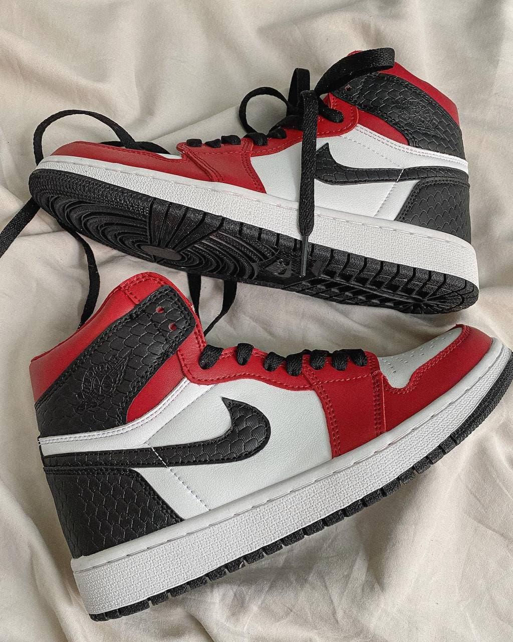 Женские кроссовки Nike Air Jordan 1 Retro High Red White / Найк Аир Джордан 1 Ретро Высокие Красные Белые 37, Красный
Женские кроссовки Nike Air Jordan 1 Retro High Red White / Найк Аир Джордан 1 Ретро Высокие Красные Белые 37, Красный