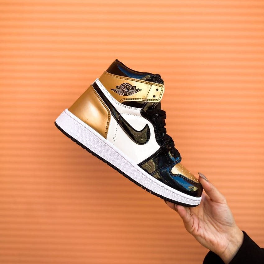 Женские кроссовки Nike Air Jordan 1 Retro High Black Gold / Найк Аир Джордан 1 Ретро Высокие Черные Золотистые, Черный
Женские кроссовки Nike Air Jordan 1 Retro High Black Gold / Найк Аир Джордан 1 Ретро Высокие Черные Золотистые, Черный
