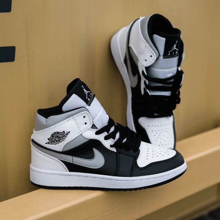 Nike Air Jordan Grey White Black | кроссовки мужские и женские; серые/белые/черные; осенние/весенние 38, Черно-белый
Nike Air Jordan Grey White Black | кроссовки мужские и женские; серые/белые/черные; осенние/весенние 38, Черно-белый