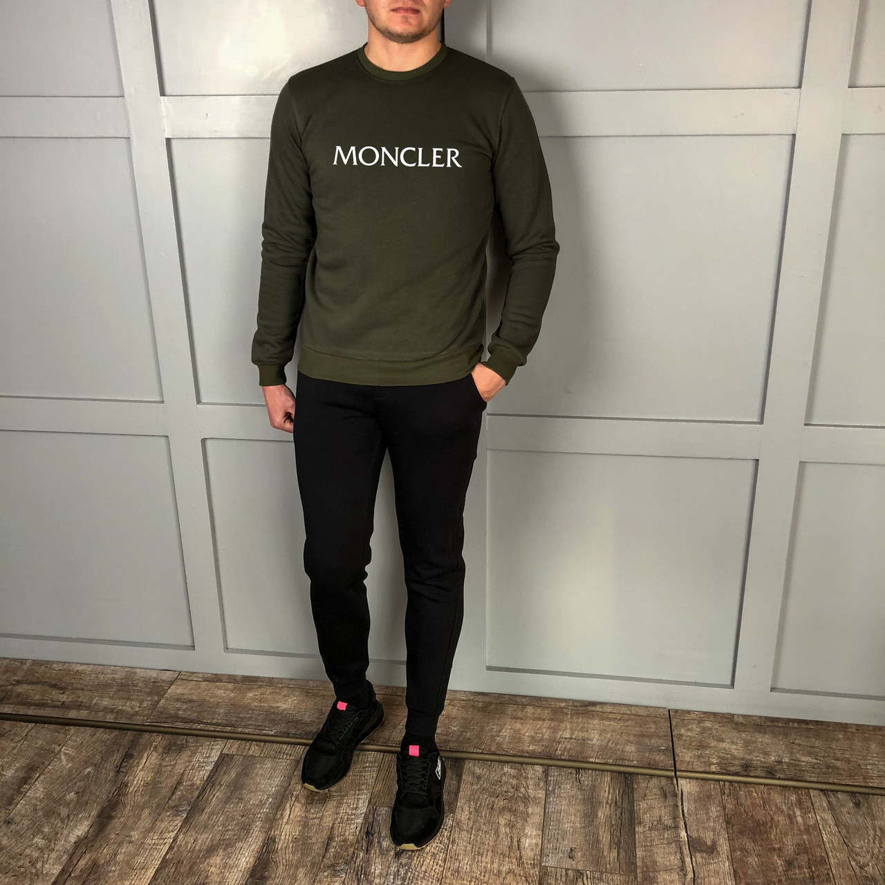 Мужской утепленный спортивный костюм хаки свитшот с принтом "Moncler" и чёрные штаны
Мужской утепленный спортивный костюм хаки свитшот с принтом "Moncler" и чёрные штаны