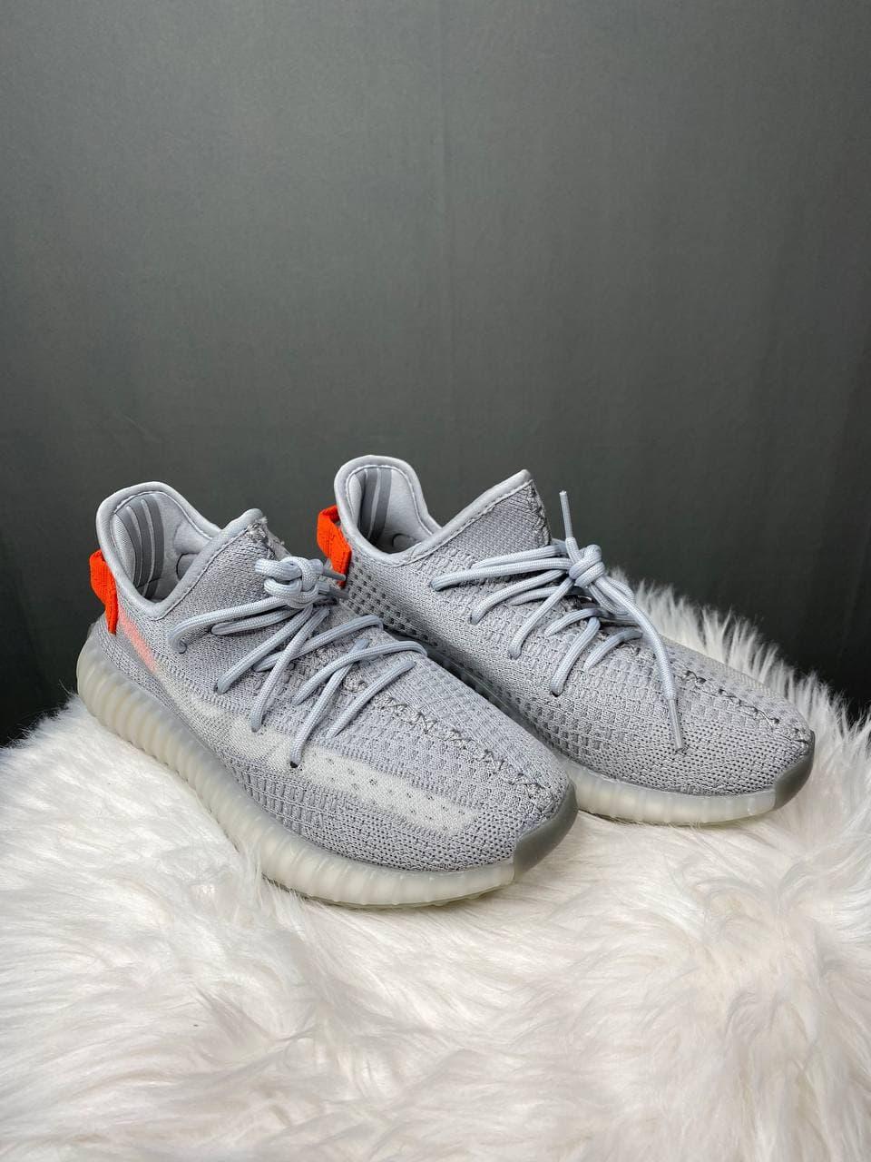 Женские кроссовки Adidas Yeezy Boost 350 V2 Tail Light (серо-оранжевые) G0036, Серый
Женские кроссовки Adidas Yeezy Boost 350 V2 Tail Light (серо-оранжевые) G0036, Серый