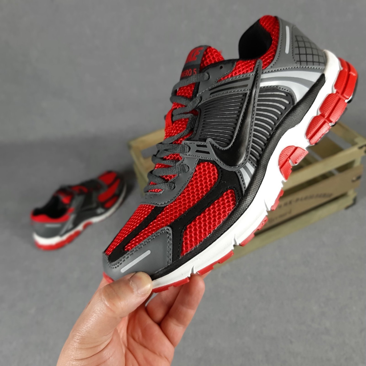 Мужские кроссовки в стиле Nike Найк Zoom Vomero 5 Climacool, красные с серым 45 (28,5 см), Серый
Мужские кроссовки в стиле Nike Найк Zoom Vomero 5 Climacool, красные с серым 45 (28,5 см), Серый