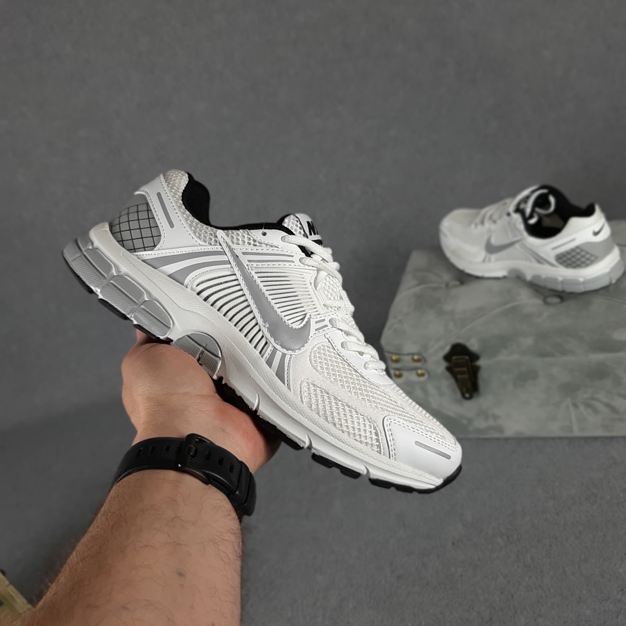 Мужские кроссовки в стиле Nike Найк Zoom Vomero 5 Climacool, белые с серым 41 (26 см), Белый
Мужские кроссовки в стиле Nike Найк Zoom Vomero 5 Climacool, белые с серым 41 (26 см), Белый
