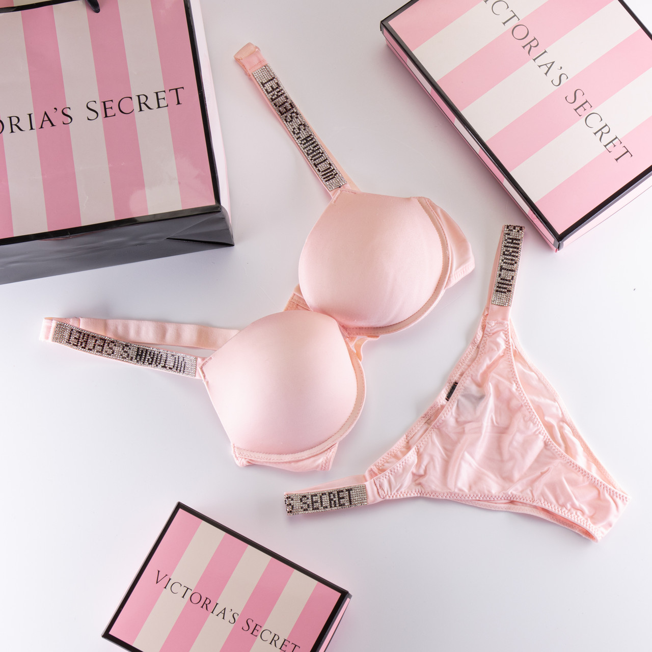 Женское нижнее белье Victoria Secret Виктория Сикрет набор бюстгальтер пуш ап и трусики с стразами в коробке Синий
Женское нижнее белье Victoria Secret Виктория Сикрет набор бюстгальтер пуш ап и трусики с стразами в коробке Синий