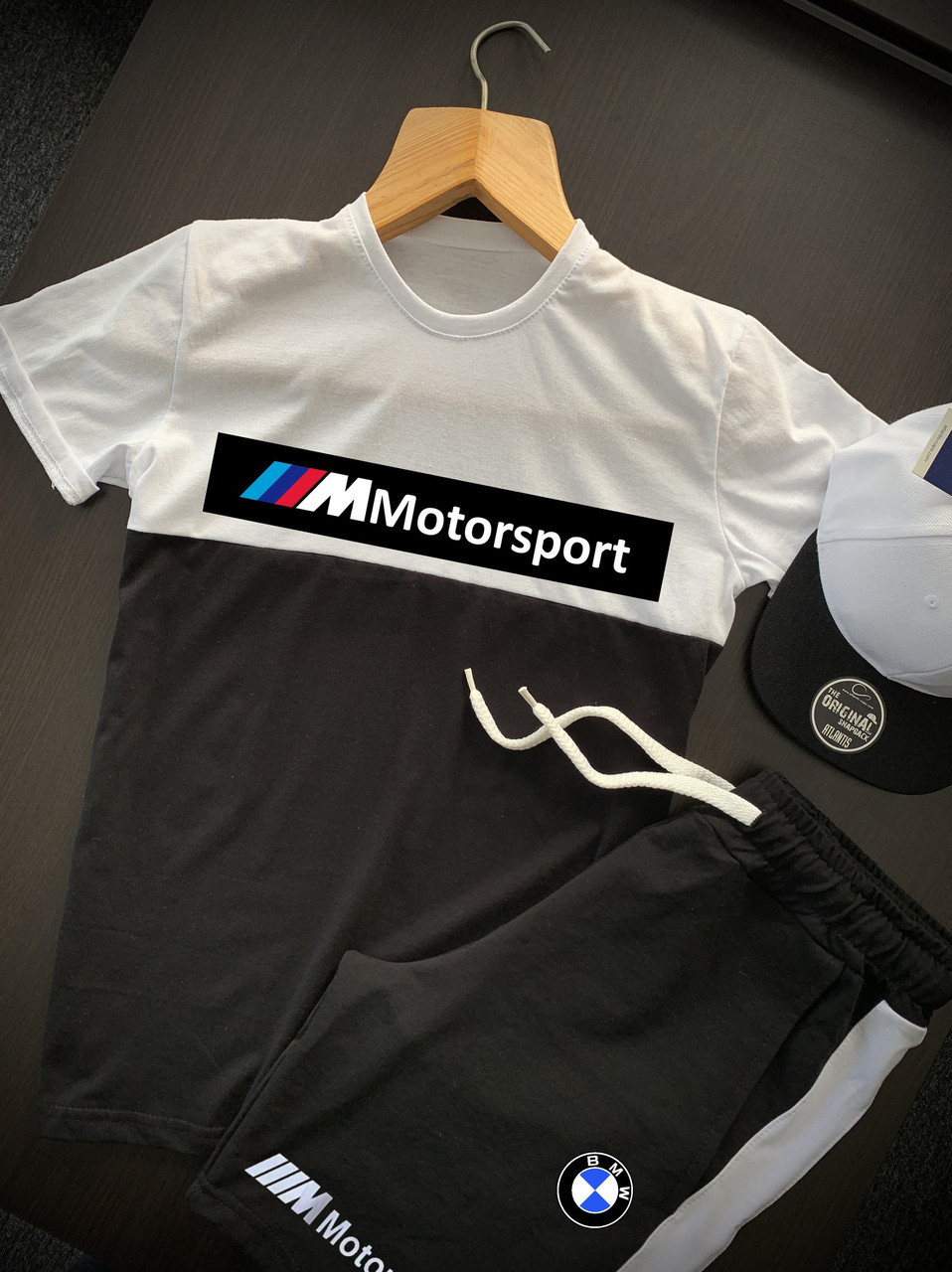 Мужской летний комплект Футболка и Шорты с лампасами BMW Motorsport черно-белый, Спортивный костюм на лето БМВ
Мужской летний комплект Футболка и Шорты с лампасами BMW Motorsport черно-белый, Спортивный костюм на лето БМВ