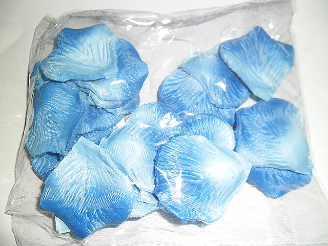 Лепестки роз искусственные бело - синие