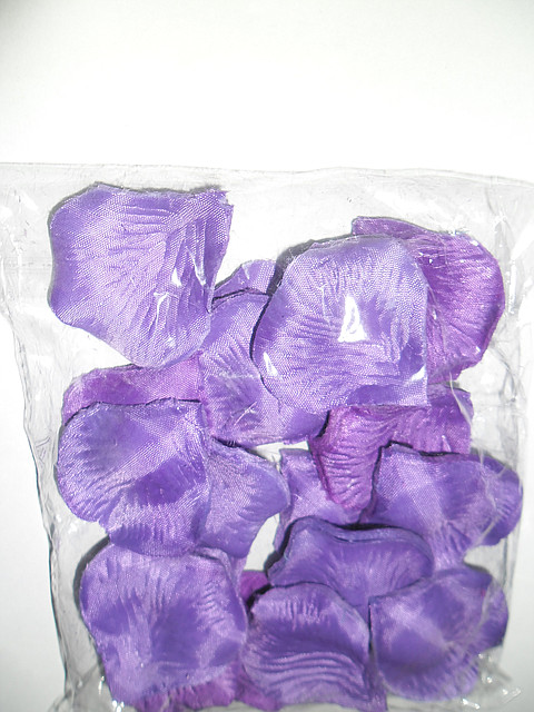 Лепестки роз искусственные фиолетовые.