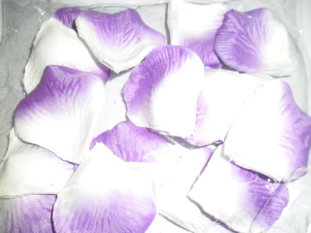 Лепестки роз искусственные бело - фиолетовые.