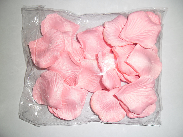 Искусственные розовые лепестки роз (600 шт.)