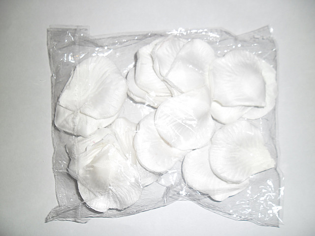 Искусственные белые лепестки роз (600 шт.)