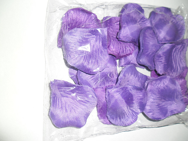 Искусственные фиолетовые лепестки роз (600 шт.)