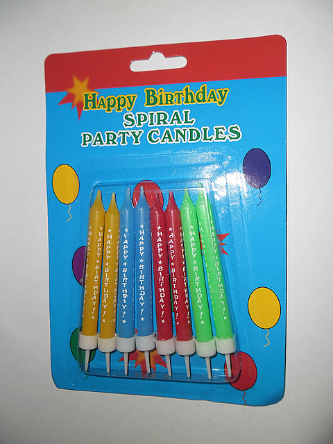 Набор свечей для торта, цветных (8 штук) с надписью "Happy Birthday".
