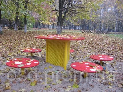 Комплекс столиков «Мухоморчики», детская площадка