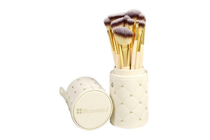 Набор кистей для макияжа Rosé Romance - 12 Piece Brush Set With Cosmetic Bag BH Cosmetics
Набор кистей для макияжа Rosé Romance - 12 Piece Brush Set With Cosmetic Bag BH Cosmetics