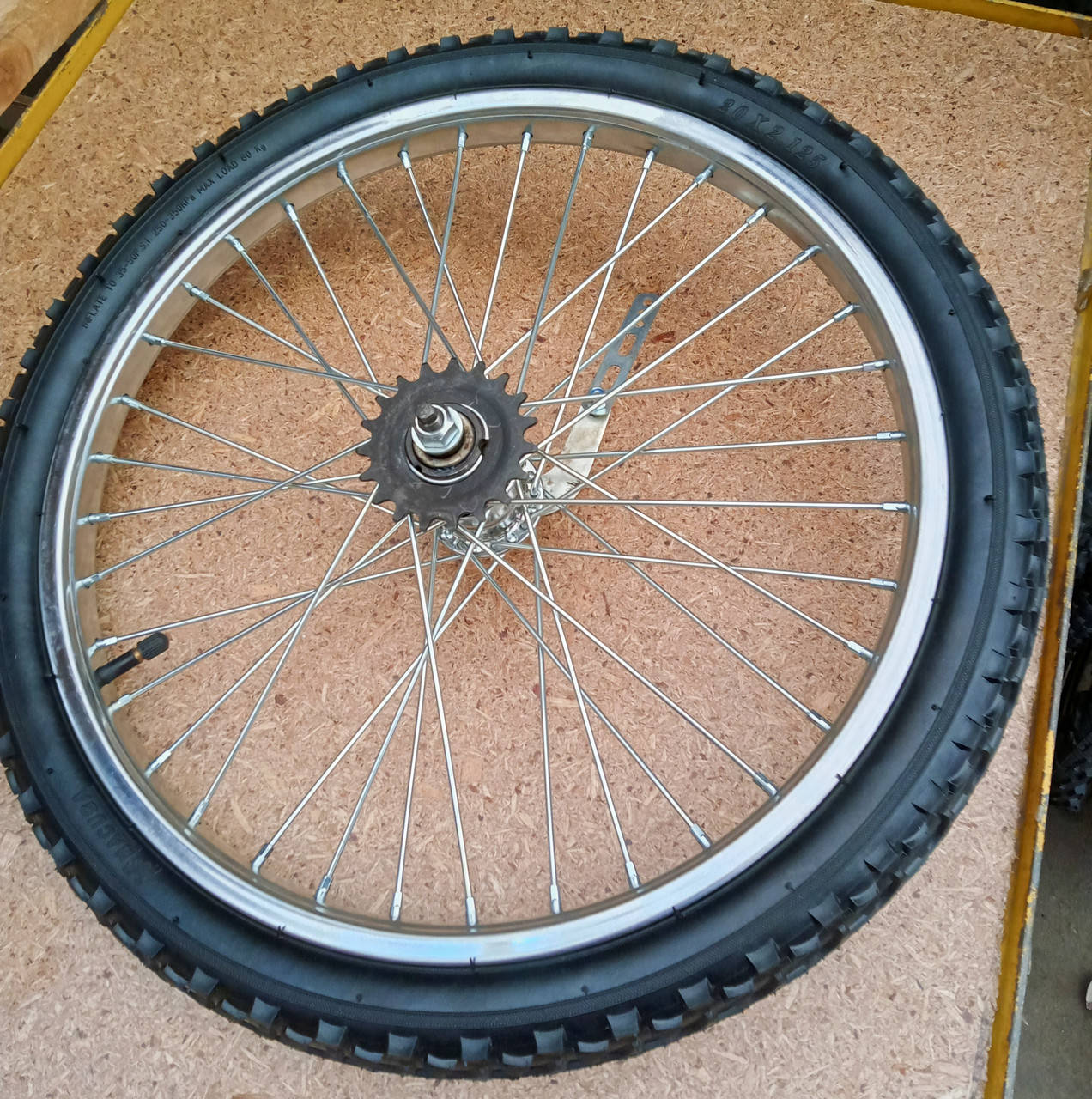 Колесо заднее усиленное на велосипед 20", 24", дюйма .Колесо велосипедное стальное .Колесо на спице 3 мм.
Колесо заднее усиленное на велосипед 20", 24", дюйма .Колесо велосипедное стальное .Колесо на спице 3 мм.