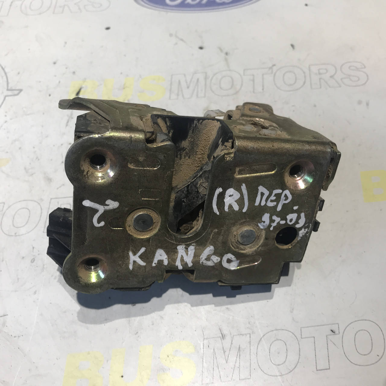 Замок двери передней правой электрический с 2003 Renault Master 1997-2007 8200051730
Замок двери передней правой электрический с 2003 Renault Master 1997-2007 8200051730